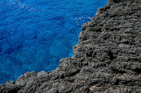 Black lava meets the deep, crystal-blue ocean off South Point in Hawaii | © Matt Giraud Photography
