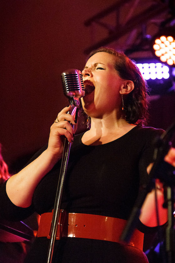 Erin Wallace sings with the Sportin' Lifers | © Matt Giraud Photography