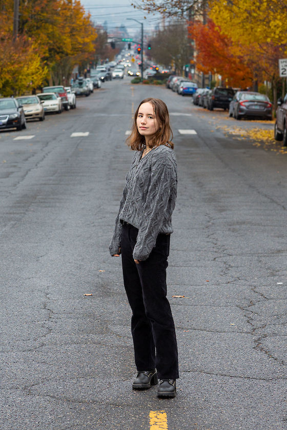 Portrait of Siri, a high school senior, in Hawthorne Blvd, Portland, Oregon | © Matt Giraud Photography