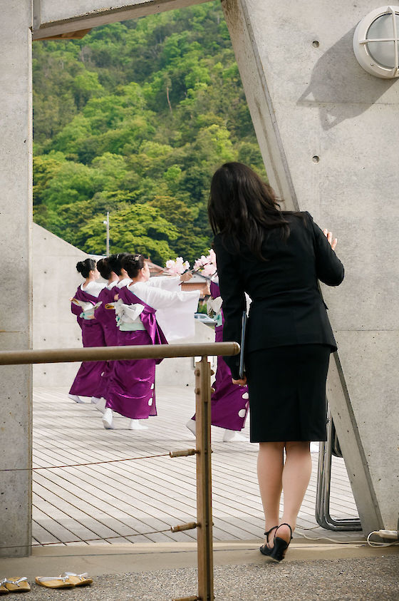 An official manages a welcoming ceremony, Hagi, Japan | © Matt Giraud Photography