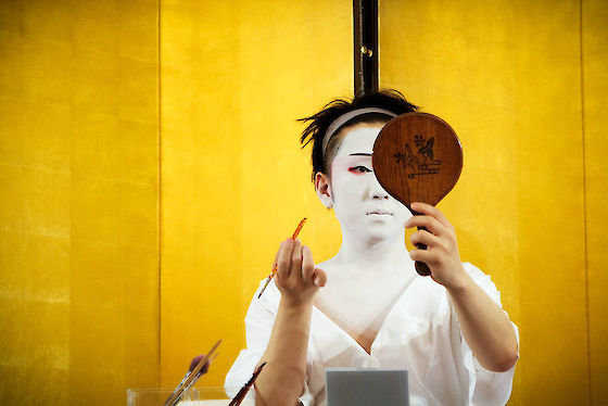A Kabuki actor puts on makeup, Tokyo, Japan | © Matt Giraud Photography