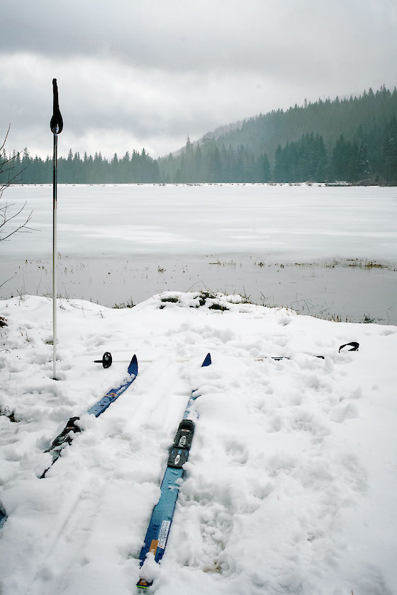 The edge of a wintry Trillium Lake, Oregon | © Matt Giraud Photography